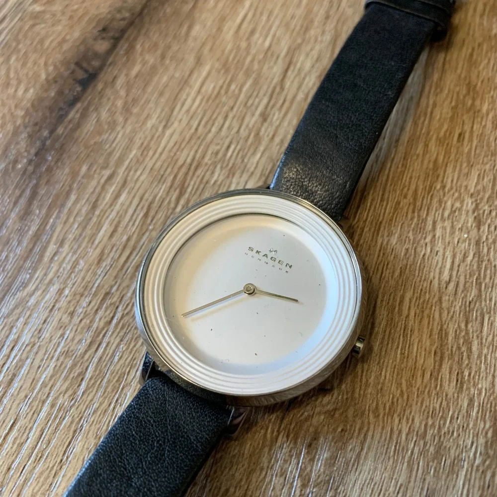 super cute Skagen Ditte watch w/ black leather strap - missing back